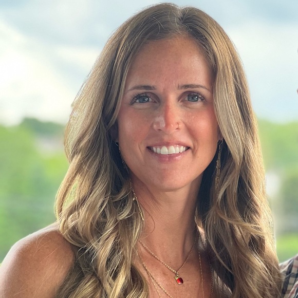 Meet your Posher, Jenny 🍍🌴🌺 - Picture 1 of 2